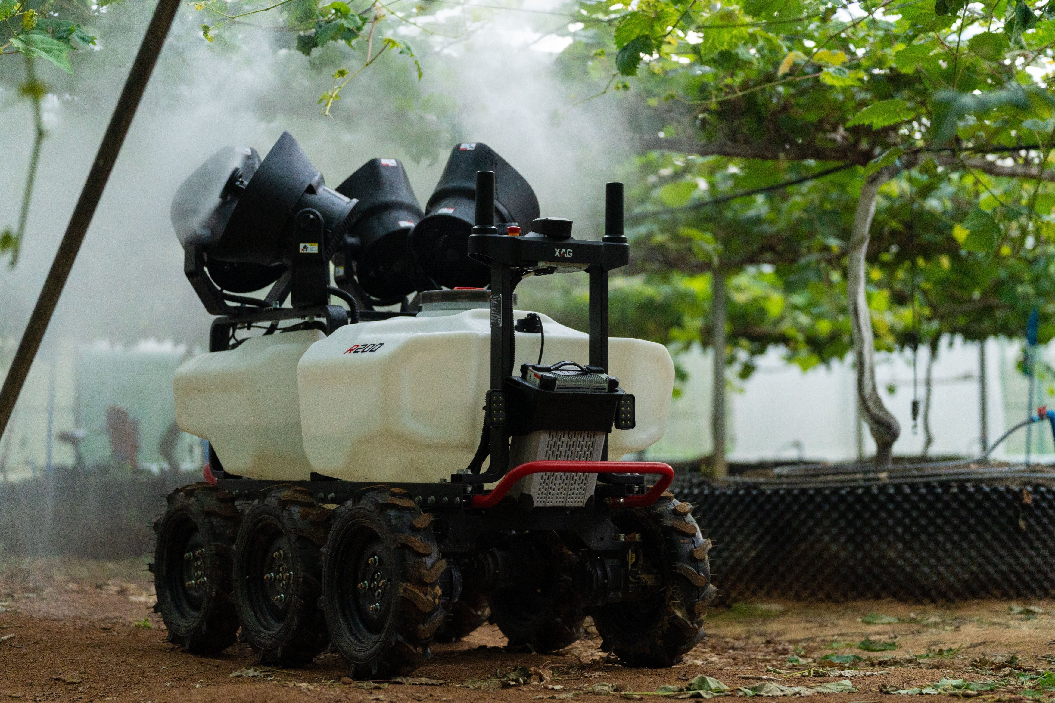 R200-1_5cc8153b-846f-47fb-8d37-70af22d1f9c2 XAG R200 Agricultural Rover RevoSpray - Image 1